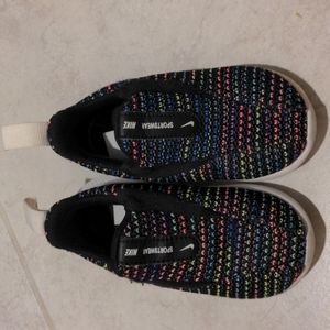 Toddler girl Nike shoes (7c)